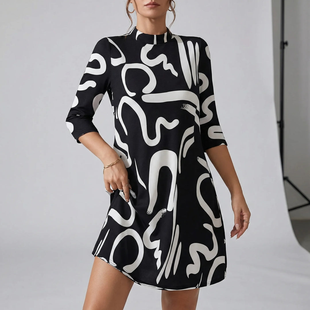 Damklänning Ellie: mönstrad sommarklänning i ledig passform, elegant design med midi-längd för alla tillfällen.