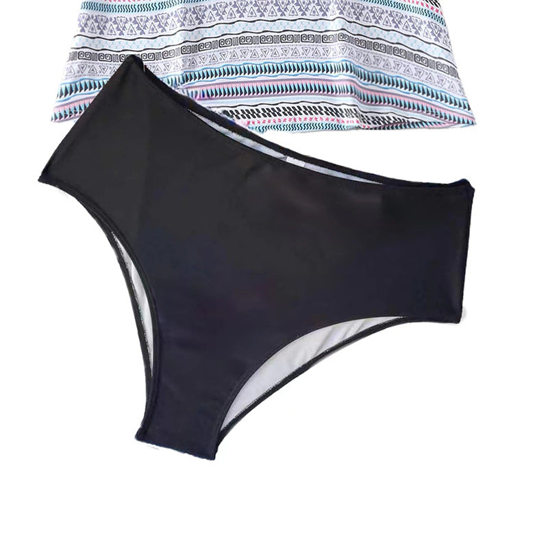 Dam tankini-set med modernt mönster, idealiskt för en dag på stranden eller vid poolen. Bekväma sommarbadkläder.
