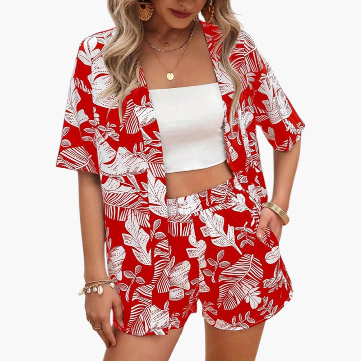 Stilrent damset i två delar, med en chic öppen topp och bekväma shorts med resår i midjan för sommarbruk.