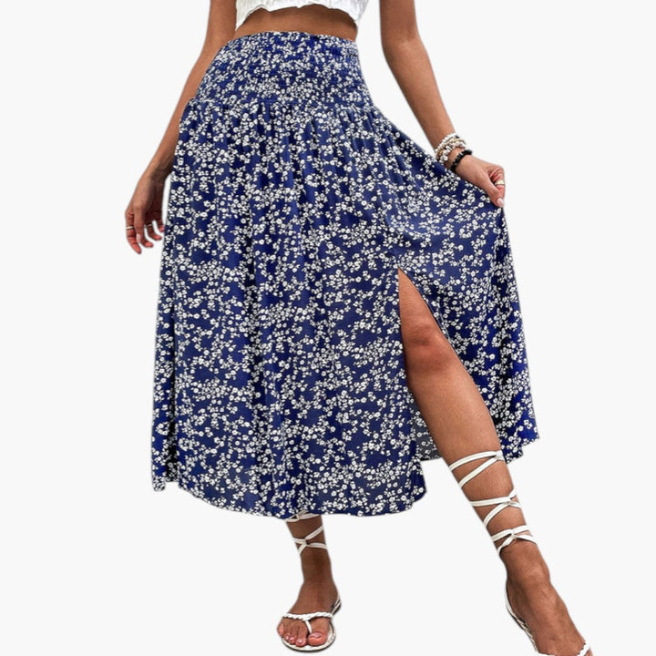 Mörkblå blommig maxikjol för kvinnor med hög midja, elegant sidoflik och A-linje. Perfekt sommarkjol.