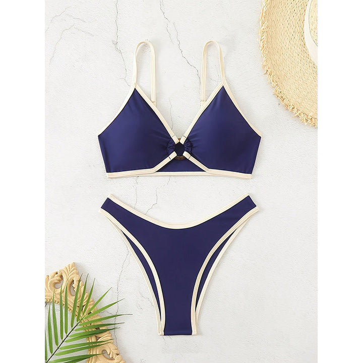 Chic mörkblå triangelbikini för dam med knutdetalj och högt skuren ben, idealisk för bad och sol på stranden.