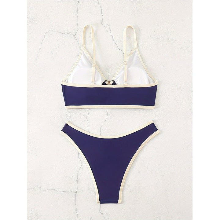 Snygg damtriangelbikini i mörkblått med justerbar knut och modern högbensnittsdesign för optimal passform.
