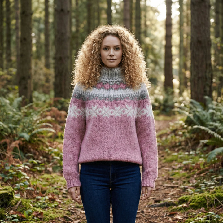 Mörkblå dam vintertröja "Audrey" med nordiskt mönster, hög krage och ledig passform.