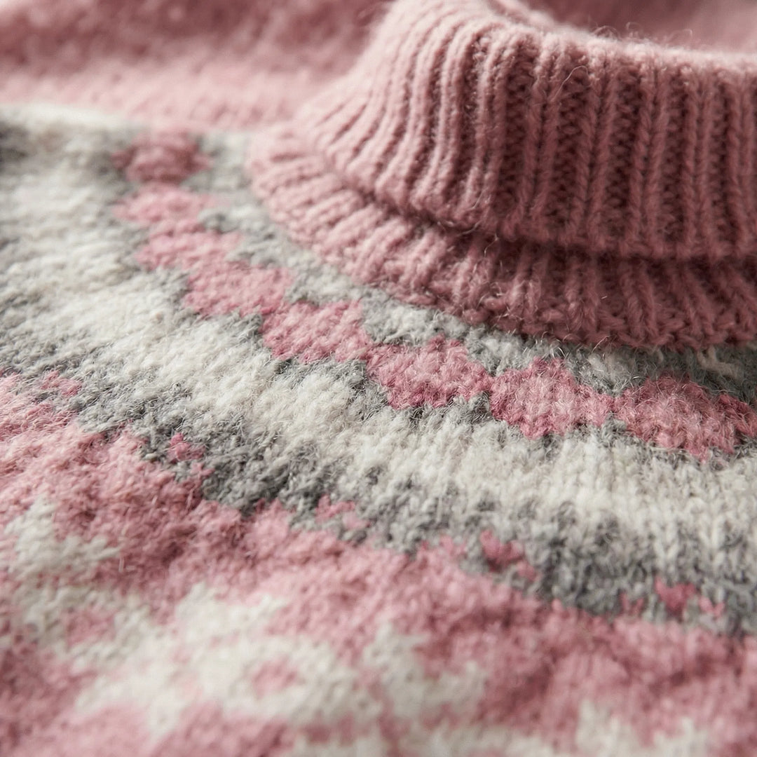 Snygg mönstrad pullover för dam, "Audrey" med klassiskt nordiskt mönster och hög hals.