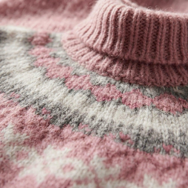 Snygg mönstrad pullover för dam, "Audrey" med klassiskt nordiskt mönster och hög hals.
