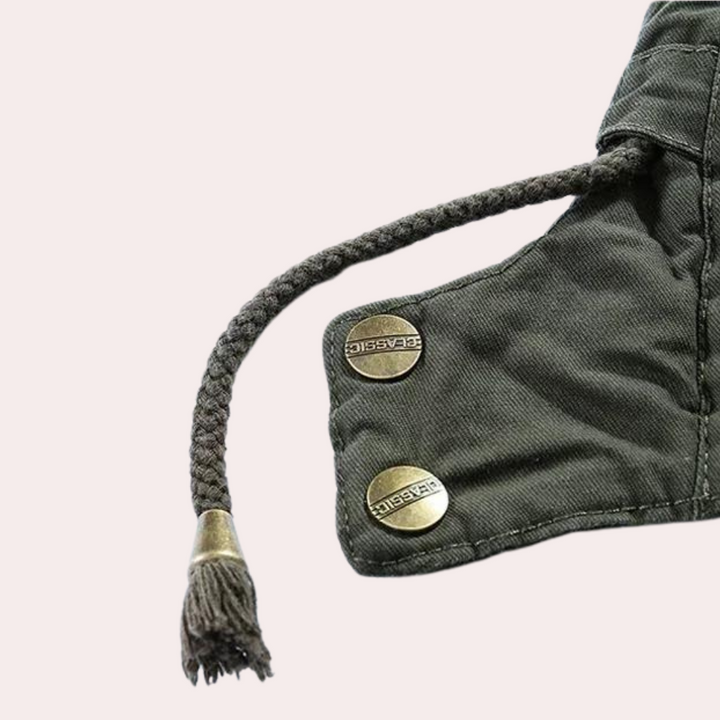 Grå fodrad herrjacka för vinterbruk. En robust och varm parkas med skön huva, designad för herrkläder.
