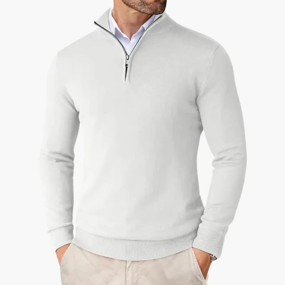 Gråmelerad herrtröja, stickad med kvartslång dragkedja. En klassisk pullover för herrkläder.