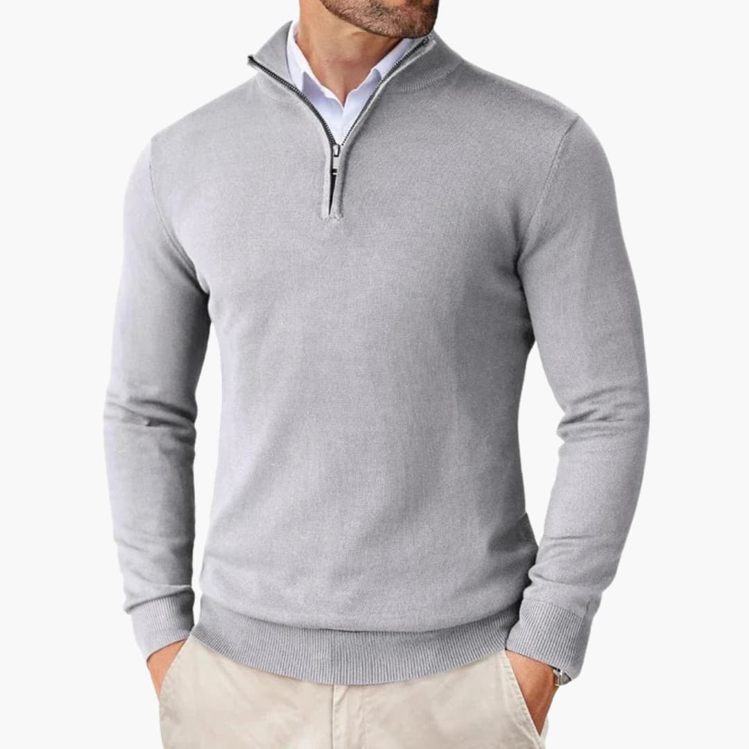 Herrpullover i mjuk stickning, kvartslång dragkedja vid kragen, ribbad kant. Perfekt höstmode.
