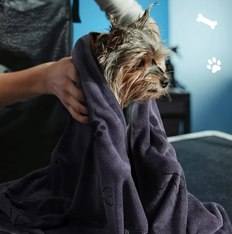 Mörkblå, mjuk mikrofiber hundhandduk. Ett snabbtorkande hundtillbehör för effektiv husdjursvård.