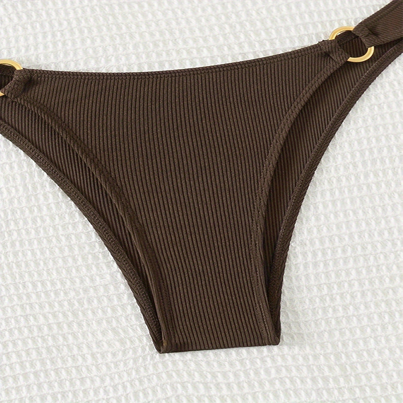 Elegant triangel-bikinitopp i mörkbrunt med ribbad textur och stilfull ringdetalj för sommarstil.