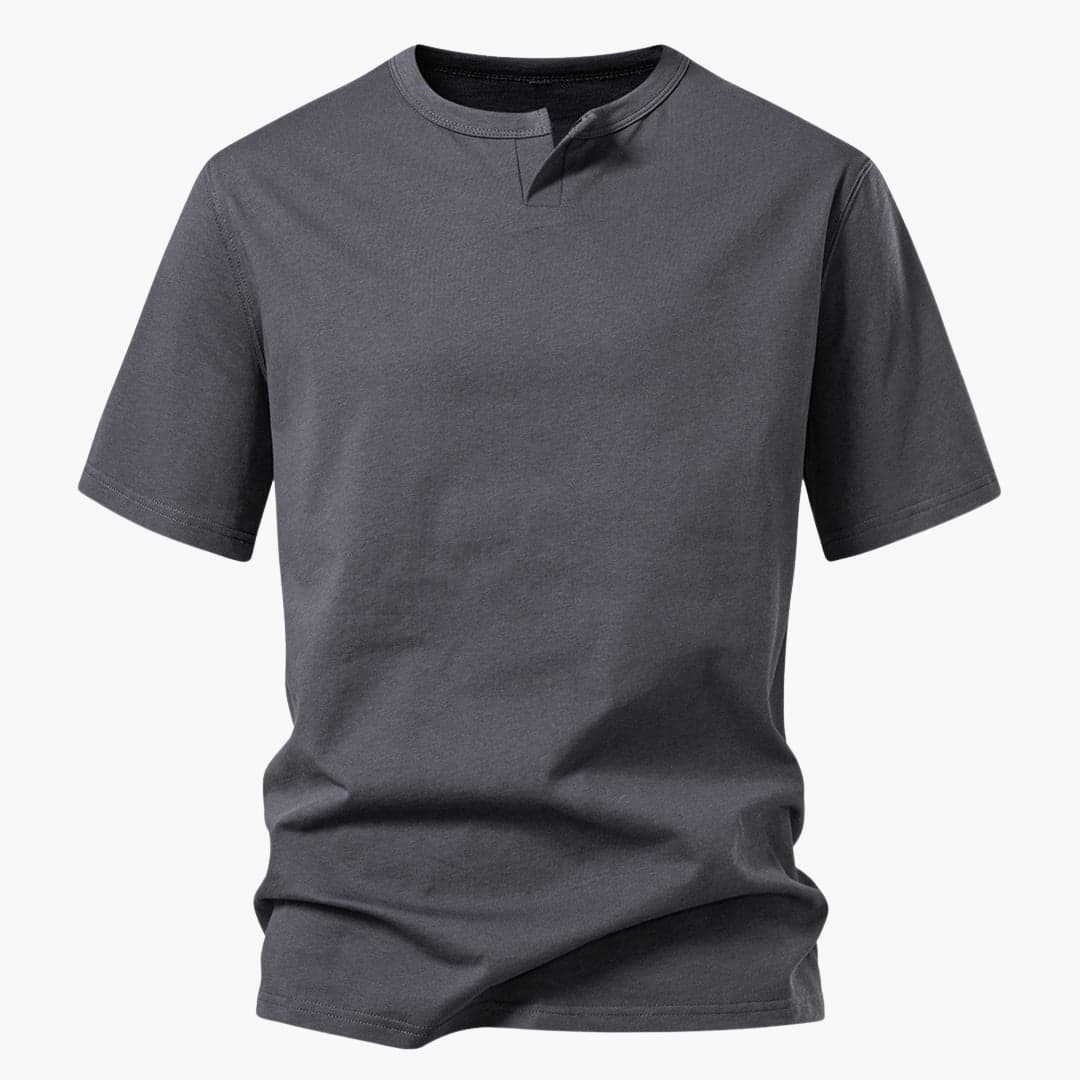 Mörkgrå herr t-shirt med stilren notch-ringning, kortärmad och bekväm för vardagsbruk. Ett modernt basplagg.