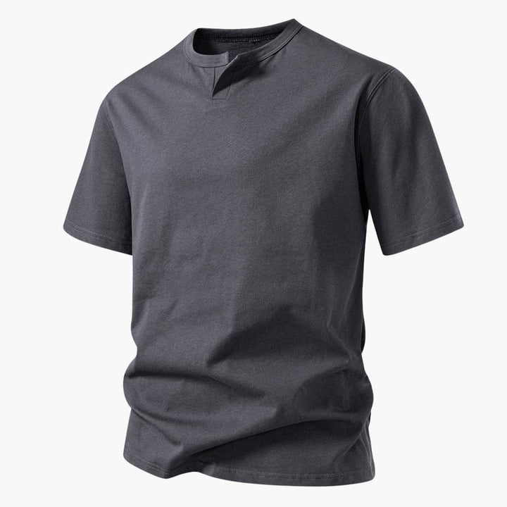 Svart herr t-shirt med bekväm notch-ringning, perfekt som casual vardagsplagg. Stilren kortärmad design.