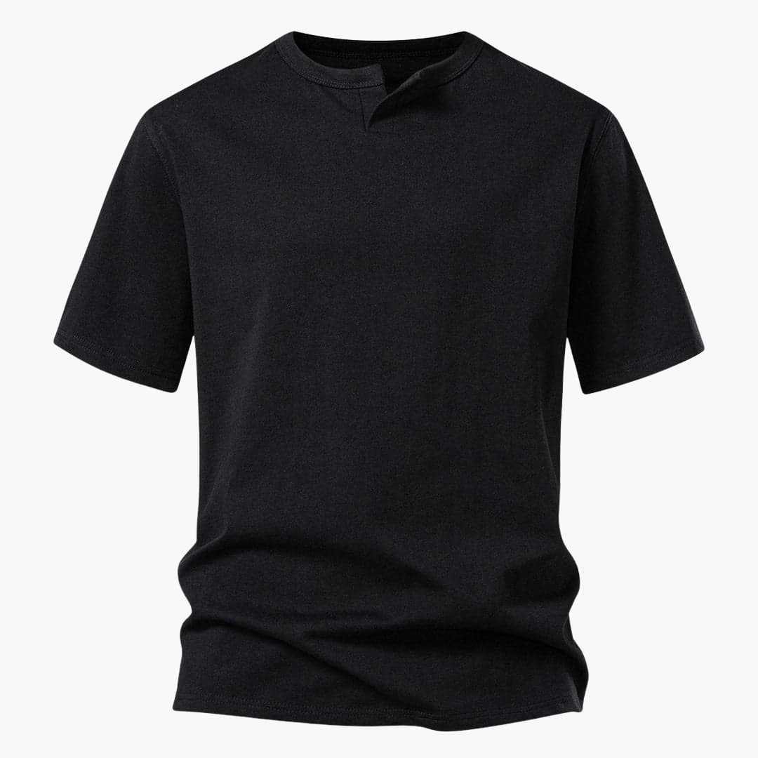 Stilren vit herr t-shirt med notch-ringning, ett mångsidigt basplagg för män. Kortärmad och skön passform.