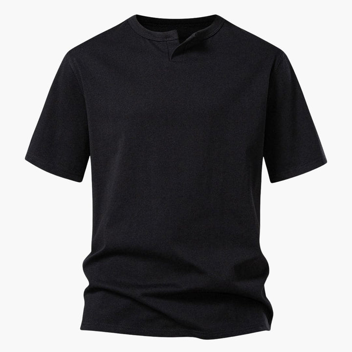 Stilren vit herr t-shirt med notch-ringning, ett mångsidigt basplagg för män. Kortärmad och skön passform.