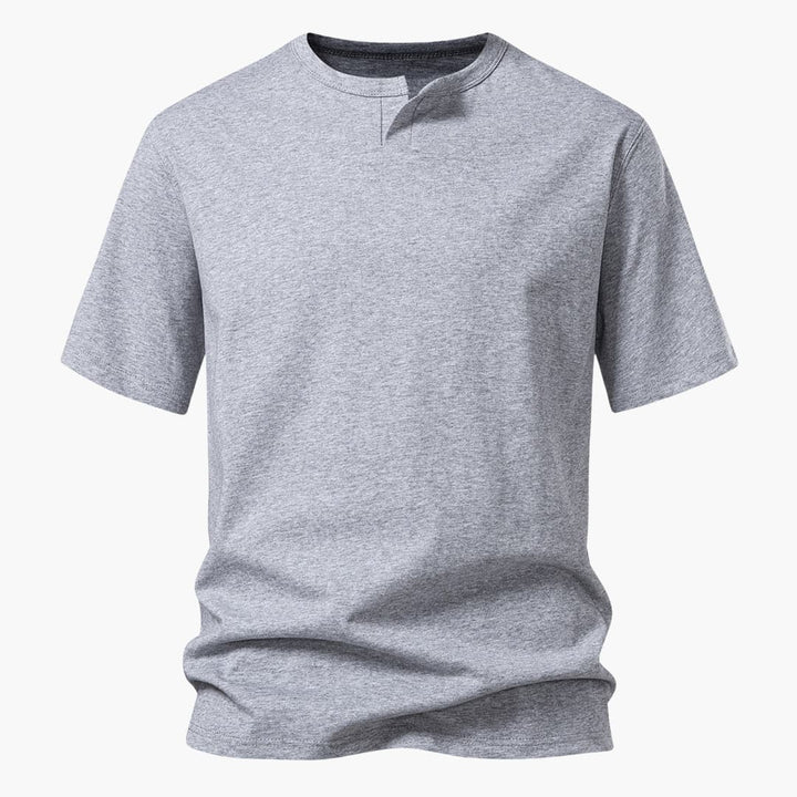 Bekväm herr t-shirt med modern notch-ringning. Kortärmad och stilren för en avslappnad look. Finns i flera färger.