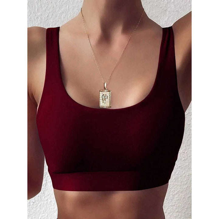 Mörkröd sport-bh crop top för dam, med stilren design och optimalt stöd för träning och fitness.