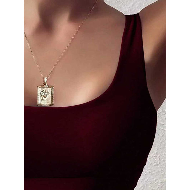 Bekväm mörkröd sport-bh i crop top-modell, perfekt för yoga, gym och aktiv livsstil.
