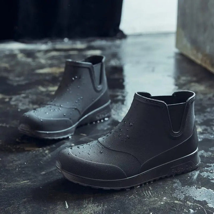 Svarta gummistövlar för män i klassisk slip-on-modell