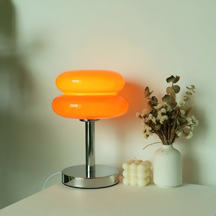 Macaron bordslampa i glas. Dekorativ modern inredningsdetalj för mysig stämningsbelysning.