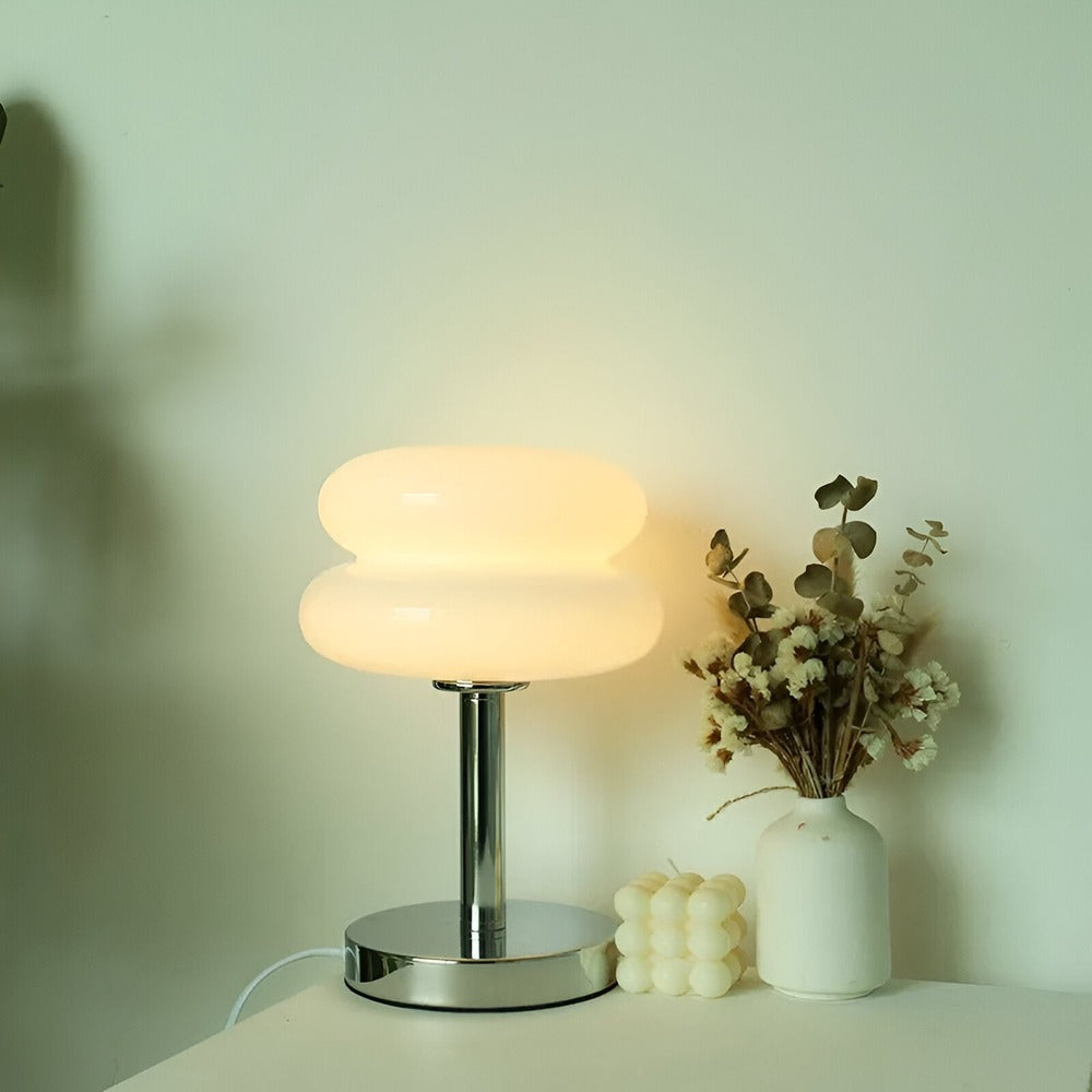 Modern bordslampa i glas. Idealisk sovrumslampa eller vardagsrumslampa för mysig atmosfär.