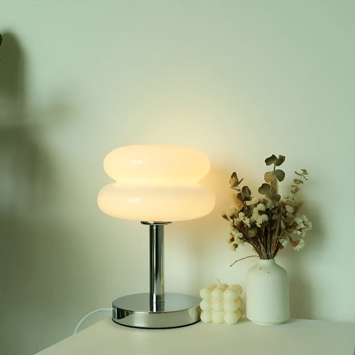Modern bordslampa i glas. Idealisk sovrumslampa eller vardagsrumslampa för mysig atmosfär.