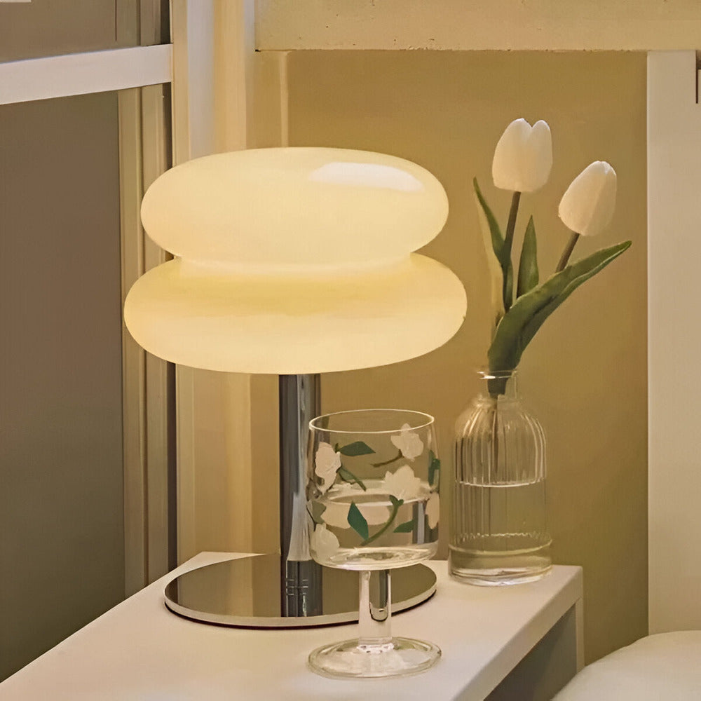 Chic glaslampa i macaron-stil. En dekorativ bordslampa som förgyller din inredningsdetalj.