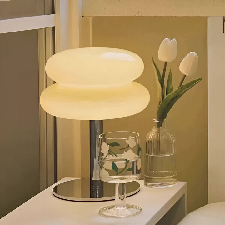 Chic glaslampa i macaron-stil. En dekorativ bordslampa som förgyller din inredningsdetalj.