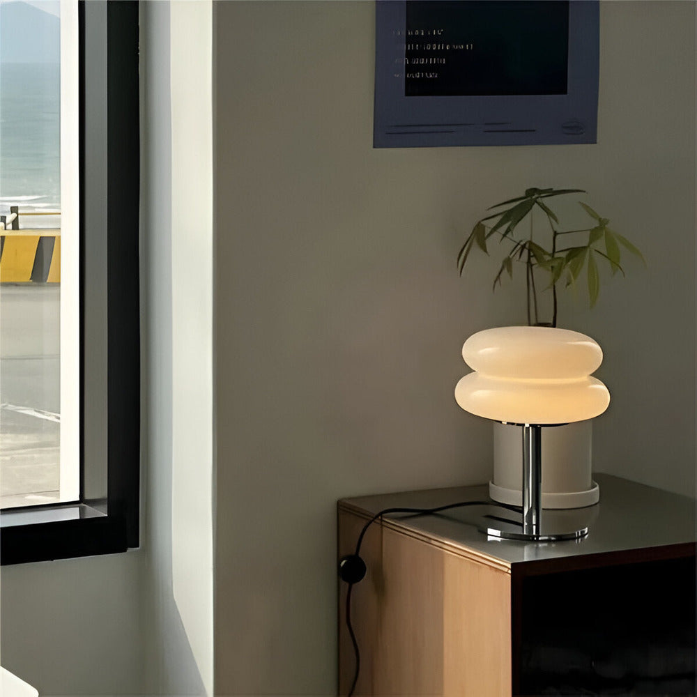Detaljbild av macaron bordslampa i glas, visar unikt hantverk och modern design.