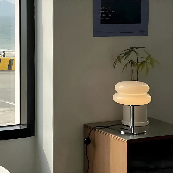 Detaljbild av macaron bordslampa i glas, visar unikt hantverk och modern design.