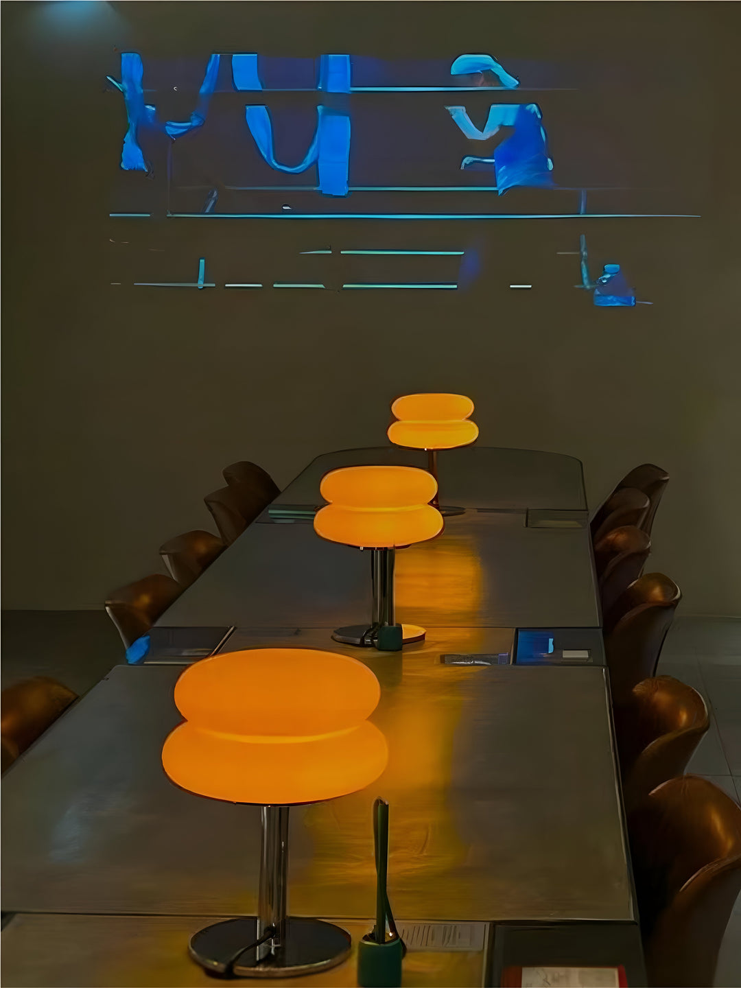 Tänd macaron bordslampa i glas. Sprider mjukt sken och skapar mysig atmosfär som stämningsbelysning.