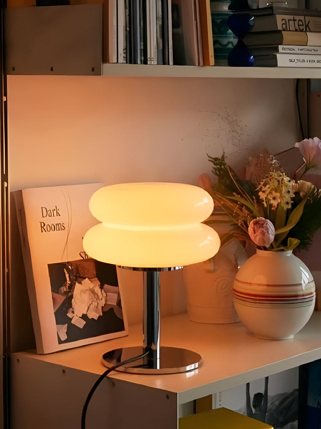 Otänd macaronlampa i glas. En stilren och modern inredningsdetalj för ditt vardagsrum eller sovrum.