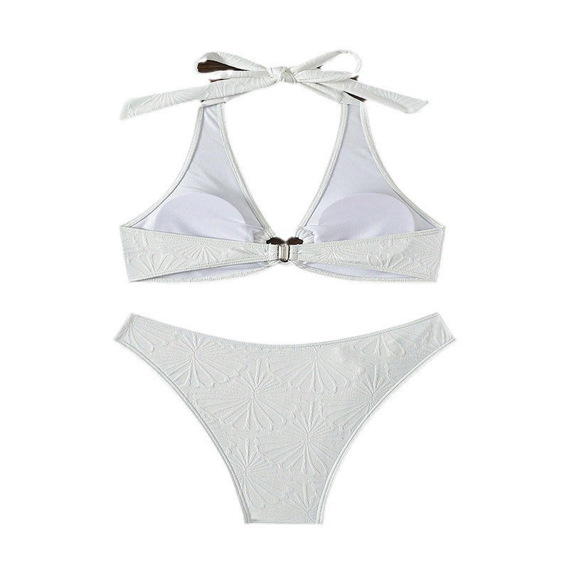 Närbild på justerbar damtriangelbikini med hjärtdetalj i magenta och vit. Trendiga sommarbadkläder.