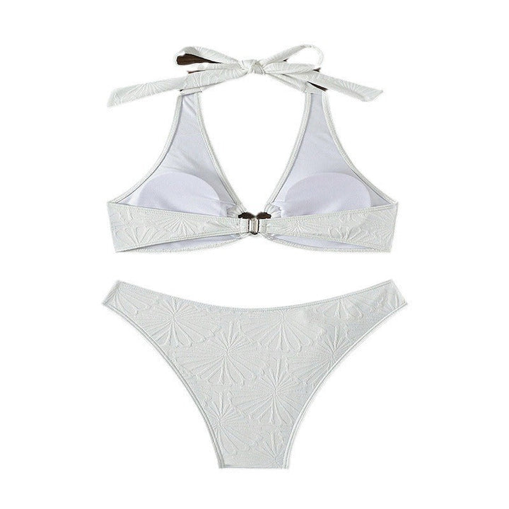 Närbild på justerbar damtriangelbikini med hjärtdetalj i magenta och vit. Trendiga sommarbadkläder.
