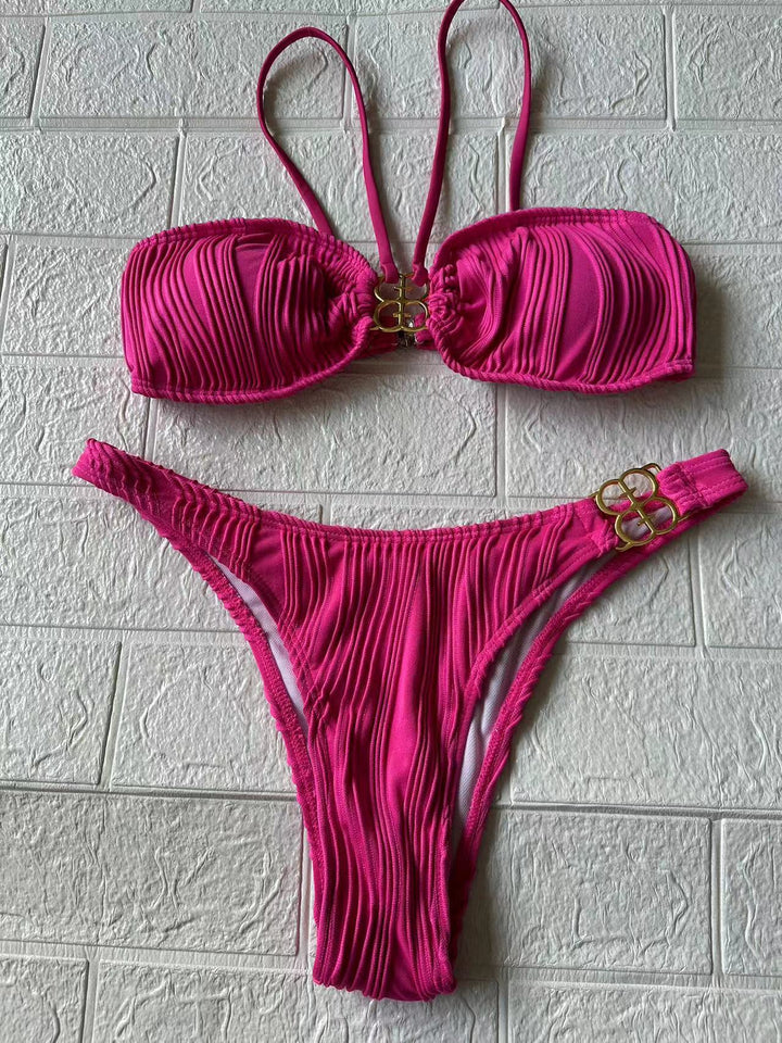 Damer push-up bikini i magenta med rynkning och guldsmycke. Idealisk för sommarsemester och pool. Badkläder.