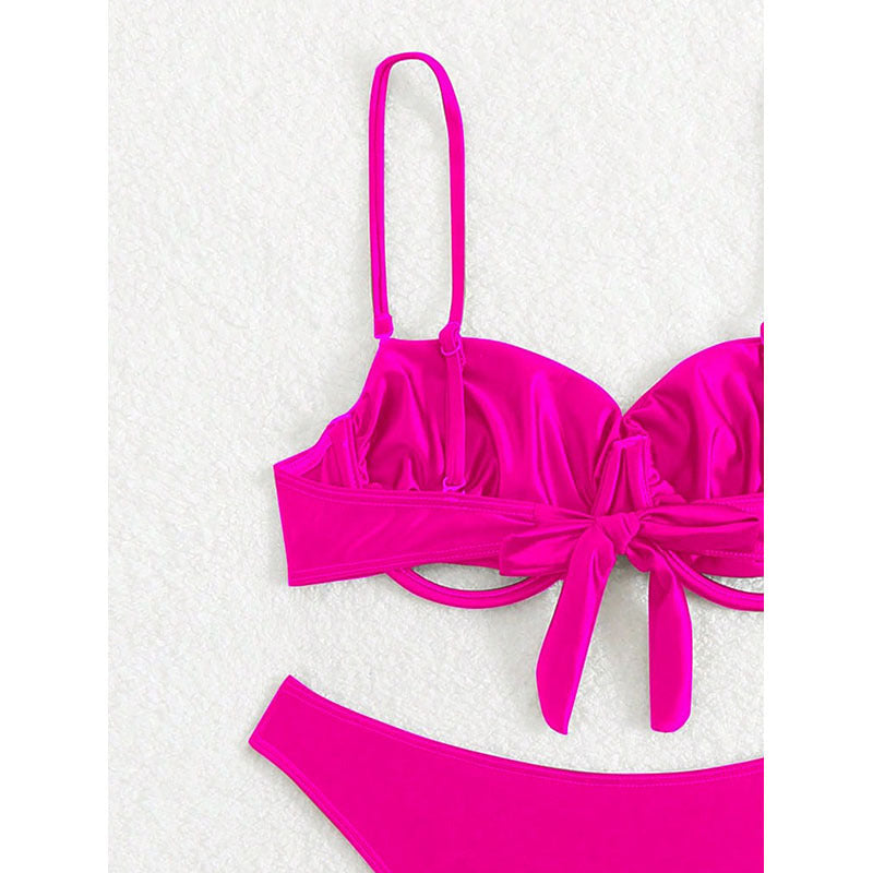Elegant magenta triangel-bikini med balconettopp & högskuren trosa. Dam badkläder för sommar.