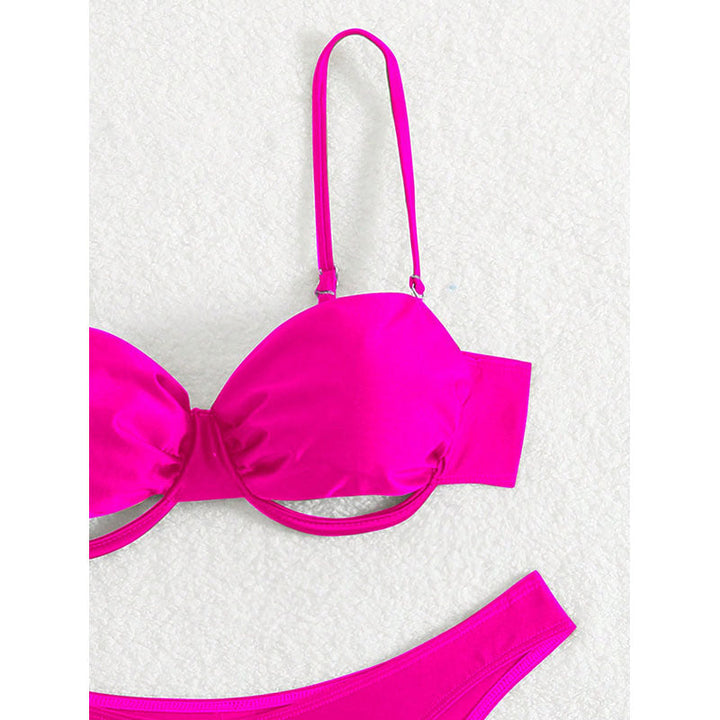 Magenta triangel-bikini för dam med balconettopp & högskuren trosa. Trendiga badkläder för pool & strand.