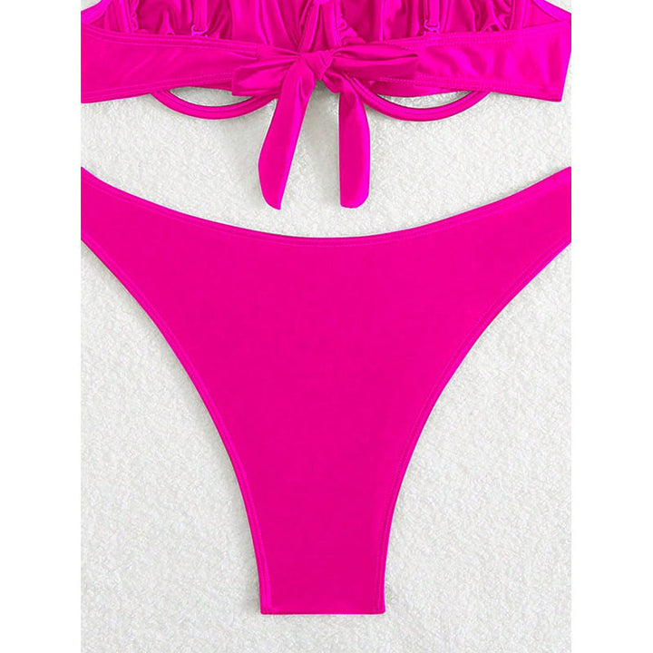 Bekväm magenta triangel-bikini med balconettopp & högskuren trosa. Dam badkläder för strand & pool.