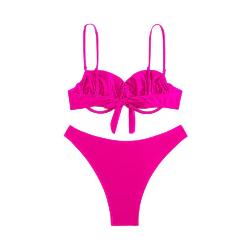 Modern magenta dam-bikini, triangel-balconettopp & högskuren stil. Trendiga badkläder för sommar.