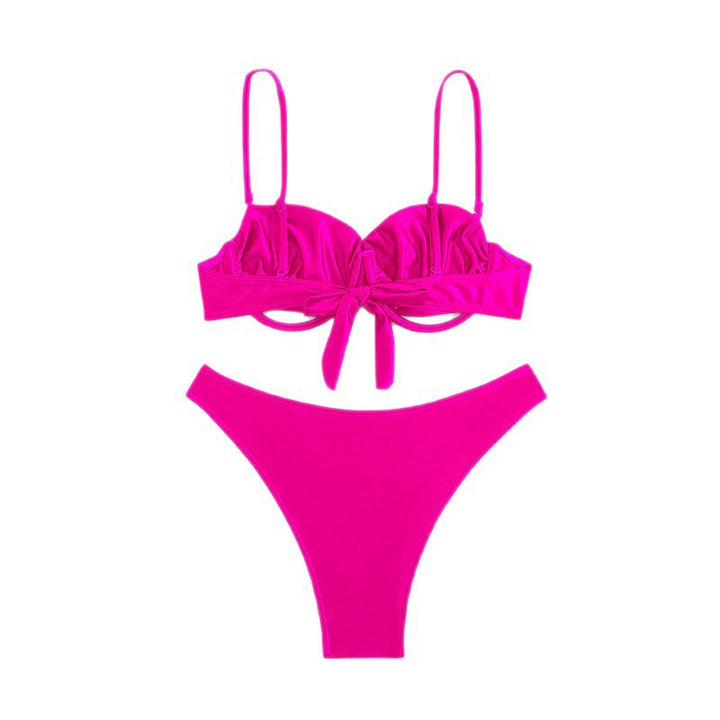 Modern magenta dam-bikini, triangel-balconettopp & högskuren stil. Trendiga badkläder för sommar.