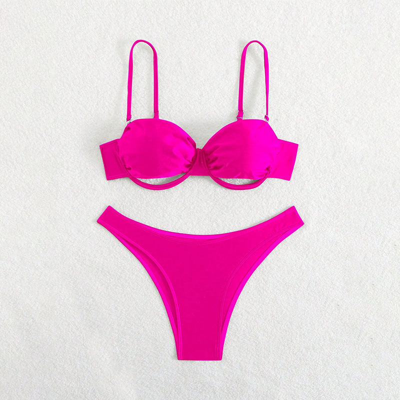 Snygg magenta triangel-bikini dam, stödjande balconettopp & smickrande högskuren trosa. Sommar badkläder.