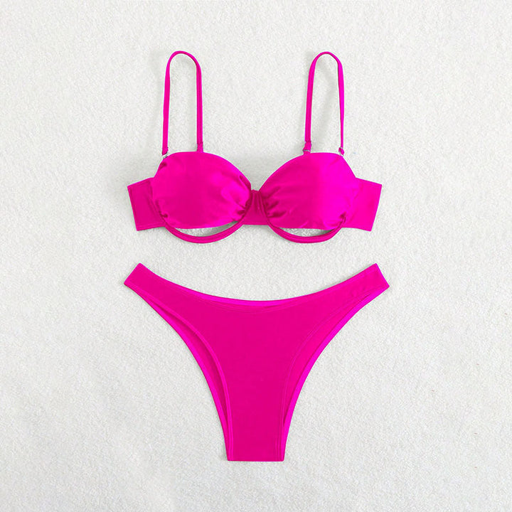 Snygg magenta triangel-bikini dam, stödjande balconettopp & smickrande högskuren trosa. Sommar badkläder.