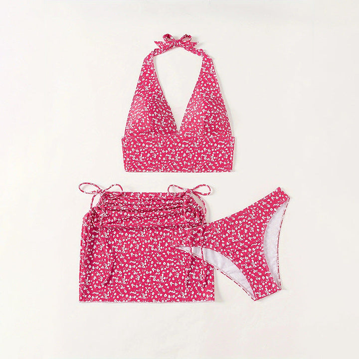 Somrig magenta kjolbaddräkt för damer. Tvådelad med höghalsad överdel, bekvämt strandmode.