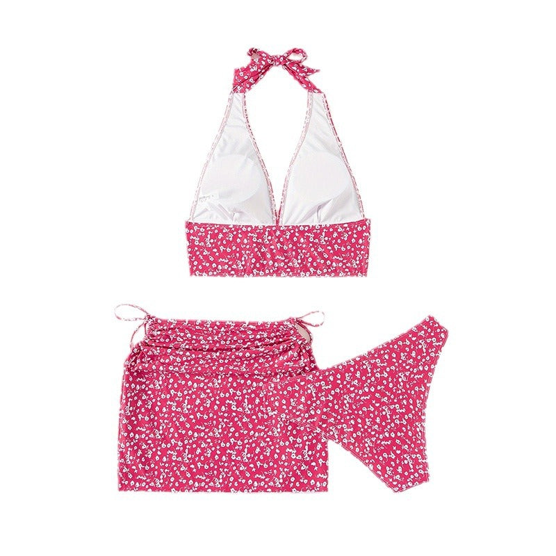 Snygg tvådelad dam baddräkt i magenta. Höghalsad design och figurnära kjol för sommarens bad.