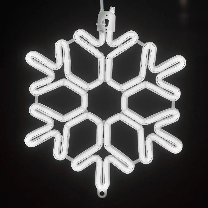 Utomhusbelysning med snöflinga-motiv som hänger på balkongräcke inför helgerna