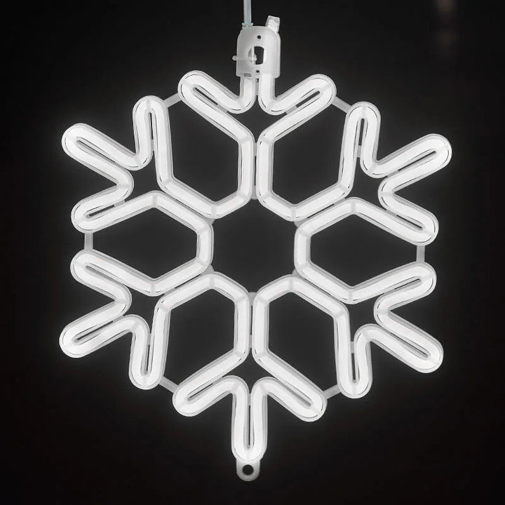 Utomhusbelysning med snöflinga-motiv som hänger på balkongräcke inför helgerna