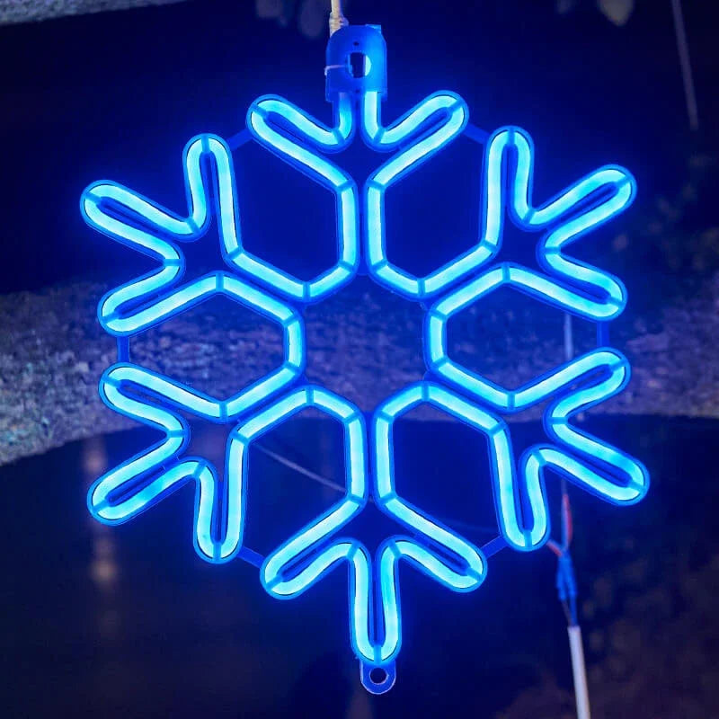 Dekorativ julbelysning med LED-lampor formade som snöflingor på tegelvägg