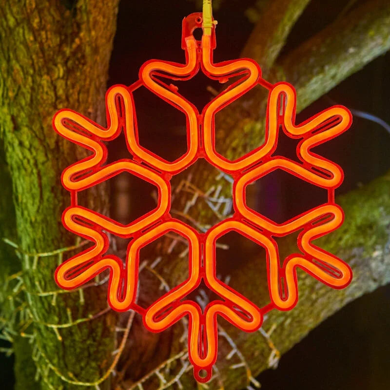 LED snöflinga helgornament som sprider stämningsfullt ljus i mörka trädgården