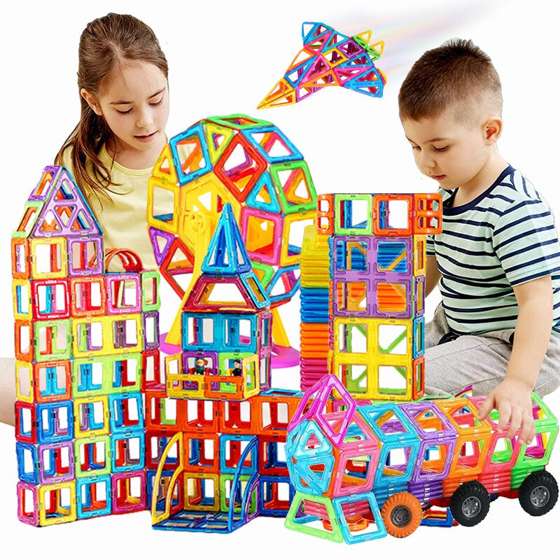 Pojke och flicka som bygger kreativa figurer med magnetblock