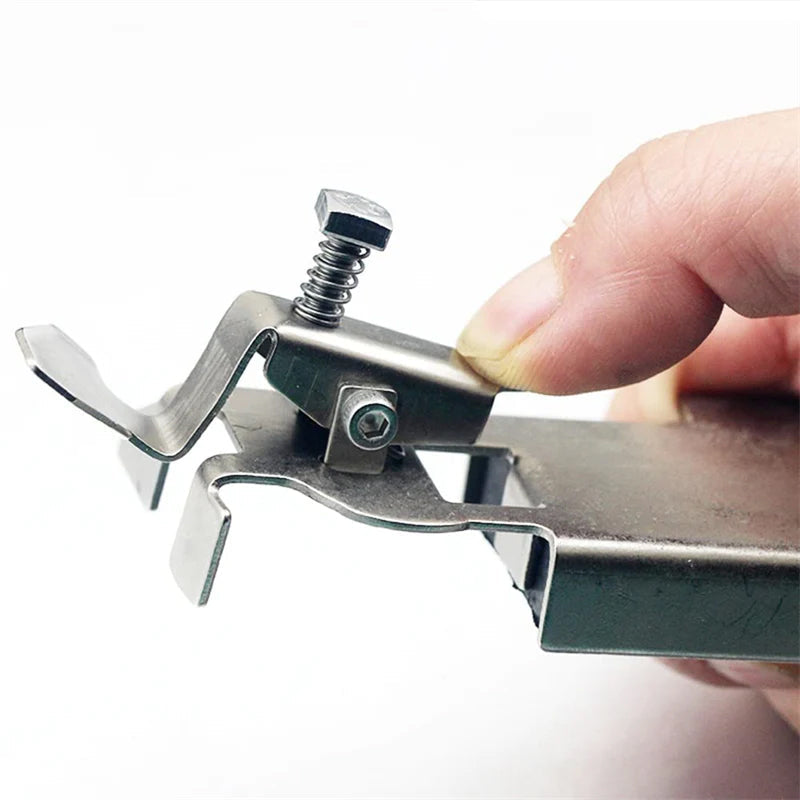 Magnetisk sömguide för exakt sömnad, fäst på symaskinsplåt för konsekvent sömbredd, idealisk för alla sömnadsprojekt.