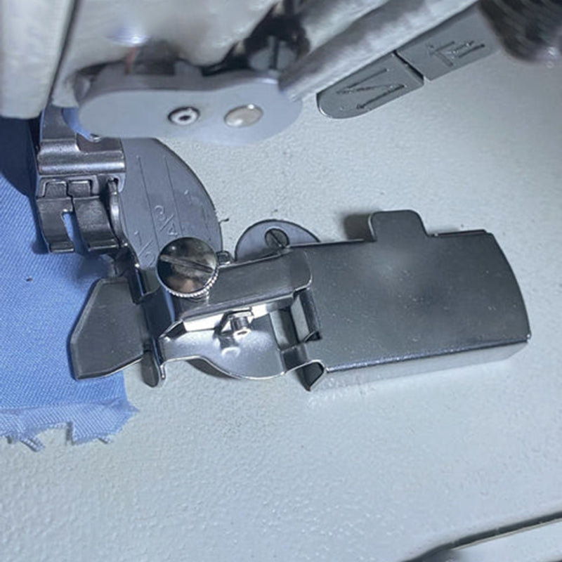 Magnetisk sömguide för exakt sömnad, fäst på symaskinsplåt för konsekvent sömbredd, idealisk för alla sömnadsprojekt.
